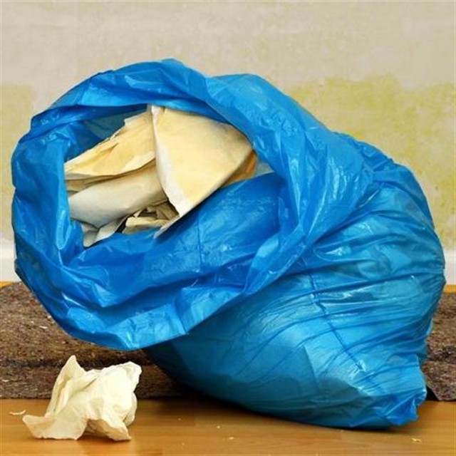 نحوه صحیح دور انداختن کاغذ دیواری قدیمی یا باقی مانده